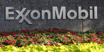 Vista del logotipo de la compañía Exxon Mobil en Dallas, Texas (Estados Unidos), en una fotografía de archivo. EFE/Larry W. Smith