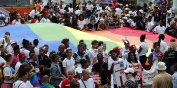 Cientos de personas participan hoy en la Conga contra la homofobia y la transfobia, el desfile anual que defiende la diversidad sexual y los derechos de la comunidad LGBTIQ cubana, en La Habana (Cuba). EFE/Ernesto Mastrascusa