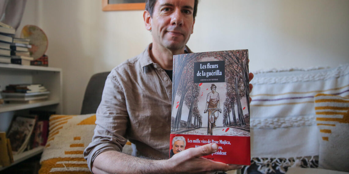 El periodista y escritor uruguayo Matías Castro posa con un ejemplar de su libro "Pepe Mujica y las flores de la guerrilla", durante una entrevista con EFE, el 15 de mayo de 2023, en Montevideo (Uruguay). EFE/ Alejandro Prieto