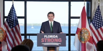 Fotografía cedida por la Gobernación de Florida, del 17 de marzo de 2023, donde aparece el gobernador de Florida, Ron DeSantis, mientras habla durante su campaña "Florida Strong" (Florida fuerte), en Fort Myers (EE.UU.). EFE/Gobernación de Florida