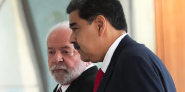 El presidente de Brasil, Luiz Inácio Lula da Silva, recibe a su homólogo de Venezuela, Nicolás Maduro. EFE/André Borges