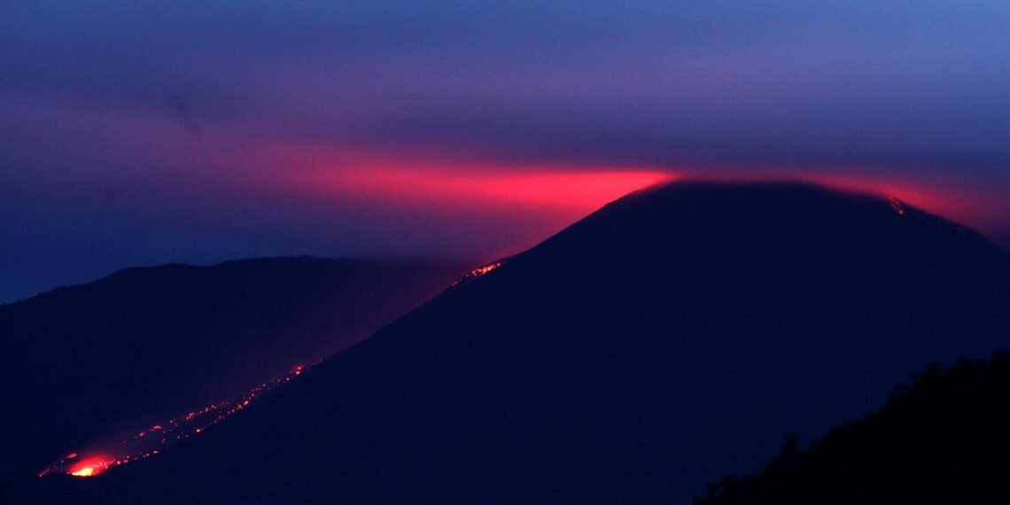 Vista del volcán Reventador, en una fotografía de archivo. EFE/José Jácome