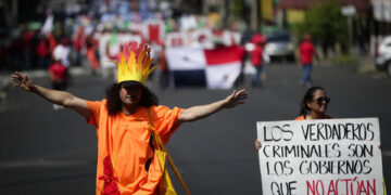 Decenas de personas marchan para exigir mejores condiciones laborales hoy, durante la conmemoración del Día Internacional de los Trabajadores, en Ciudad de Panamá (Panamá). EFE/Bienvenido Velasco