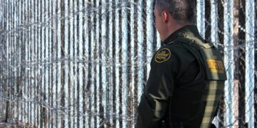Un agente de la Patrulla Fronteriza vigila junto a la valla en la frontera que separa a San Diego (EE.UU.) y Tijuana (México), en una fotografía de archivo. EFE/Rafael Salido
