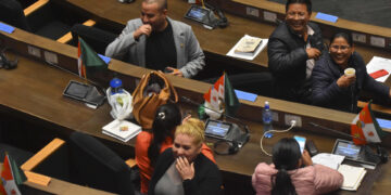 Diputados son vistos durante la sesión de la Cámara de Diputados boliviana en La Paz (Bolivia), en una fotografía de archivo. EFE/Stringer