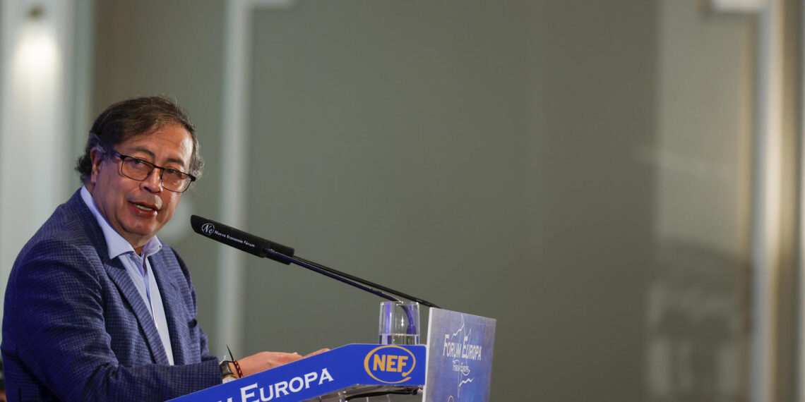 El presidente de la República de Colombia, Gustavo Petro, da un discurso mientras protagoniza un desayuno informativo del Fórum Europa. EFE/ Javier Lizón