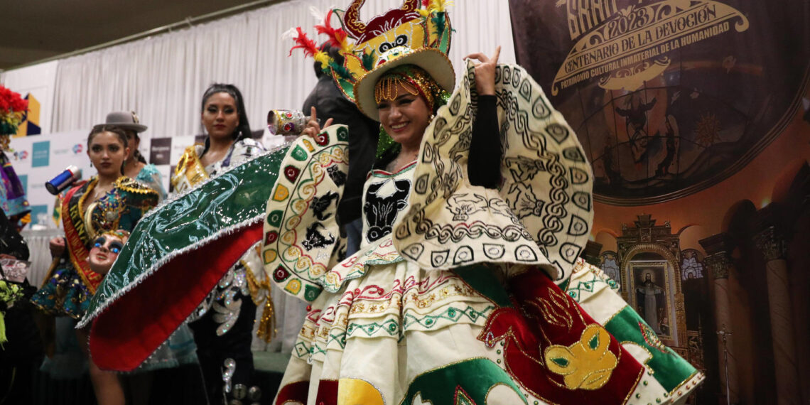 Una mujer con traje de la danza típica de "Waka Waka" participa en el lanzamiento del festival 'Gran Poder', hoy en La Paz (Bolivia). La celebración del 'Gran Poder', la mayor festividad folclórica de La Paz que es Patrimonio de la Humanidad, estará marcada por el uso de tecnologías para mejorar el desfile de danzas que este año cumple cien años de "devoción" a esa imagen religiosa. EFE/Luis Gandarillas