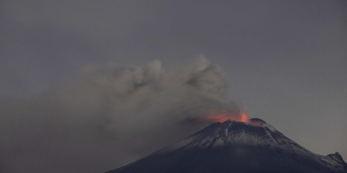 Fotografía del volcán Popocatépetl en actividad, la madrugada del 17 de mayo de 2023, en el poblado en San Mateo Ozolco, Puebla (México). EFE/Hilda Ríos/Archivo