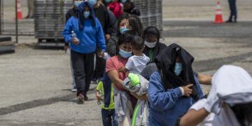 Migrantes llegan a la base militar Comando Fuerza Aérea Guatemalteca tras ser deportados desde Estados Unidos, hoy, en Ciudad de Guatemala (Guatemala). EFE/ Esteban Biba