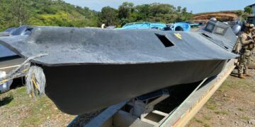 Autoridades de Panamá interceptan un semisumergible hoy en Quebrada de Piedra (Panamá). EFE/Carlos Lemos