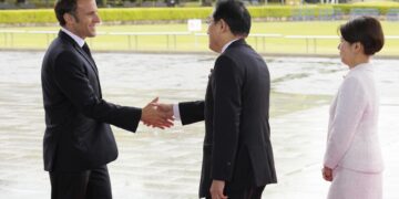 El primer ministro de Japón, Fumio Kishida, saluda al presidente de Francia, Emmanuel Macron, en el memorial de la Paz de Hiroshima (Japón).
EFE/EPA/FRANCK ROBICHON / POOL