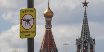 Imagen de archivo de un cartel de "Zona libre de drones" en la plaza Roja de Moscú. EFE/EPA/MAXIM SHIPENKOV
