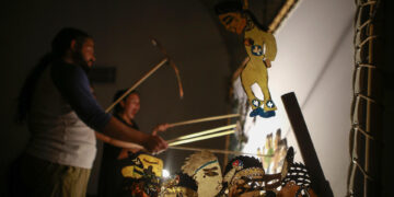 ntegrantes de la compañía Banyan, presentan con su teatro de marionetas "Nos volvimos búfalos" el 29 de abril de 2023, en la ciudad de Guadalajara en Jalisco (México). EFE/Francisco Rodríguez