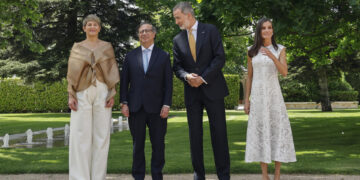 Los reyes de España, Felipe VI y Letizia, junto al presidente de Colombia, Gustavo Petro (2i), y a su esposa, Verónica Alcocer (i). EFE/Ballesteros