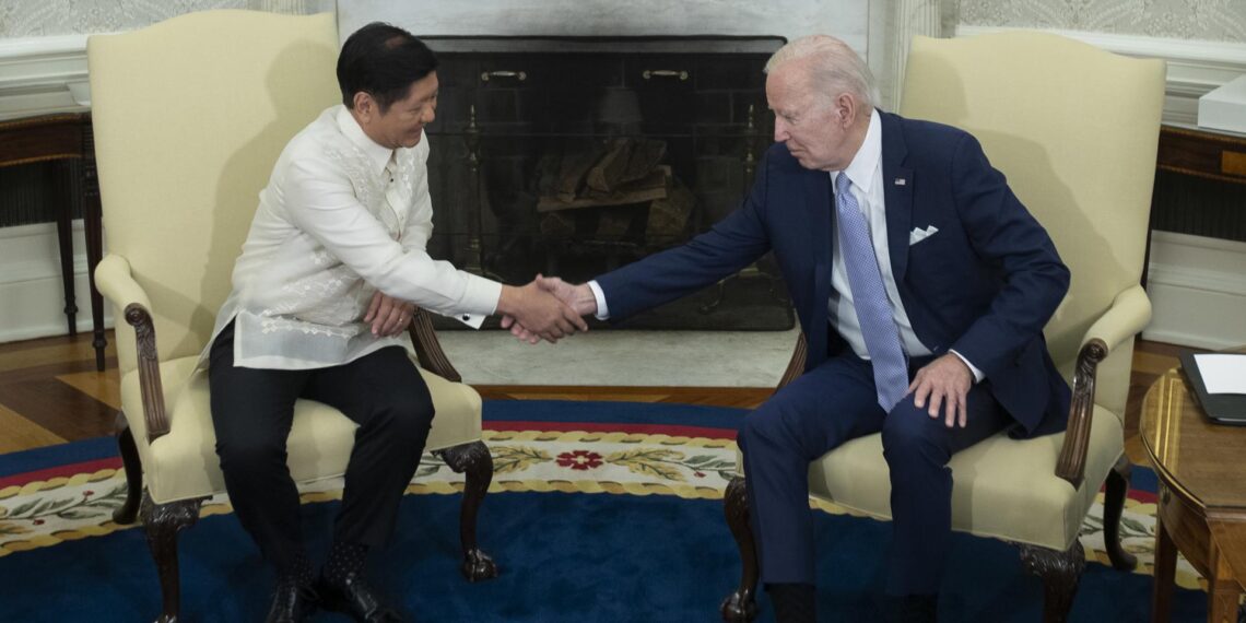 El presidente de Estados Unidos, Joe Biden (d), fue registrado este lunes, 1 de mayo, al recibir a su homólogo filipino, Ferdinand Marcos Jr. (i), en la oficina Oval de la Casa Blanca, en Washington DC (EE.UU.). EFE/Michael Reynolds/Pool