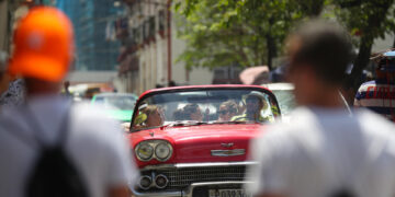 Turistas pasean autos clásicos, el 29 de abril de 2023, en La Habana (Cuba). EFE/Yander Zamora