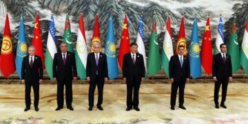 El presidente chino, Xi Jinping, junto a los dirigentes de Kazajistán, Kirguistán, Tayikistán, Turkmenistán y Uzbekistán durante la cumbre China-Asia Central. EFE/EPA/FLORENCE LO / POOL