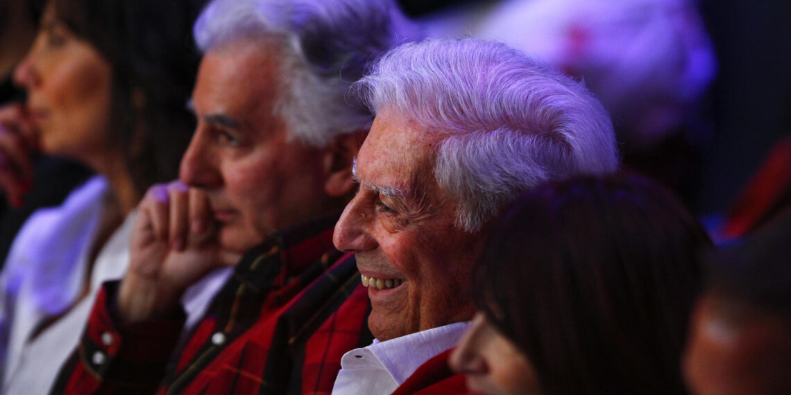 El escritor peruano Mario Vargas Llosa (c) observa la mesa de diálogo "Literatura y violencia Política" durante la V Bienal de literatura que lleva su nombre celebrado hoy en el Conjunto Santander de Artes Escénicas de Guadalajara, Jalisco (México). EFE/ Francisco Guasco
