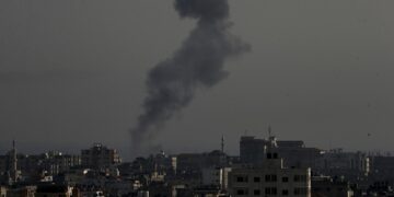El humo se eleva después de un ataque aéreo israelí contra las Brigadas Al-Quds, el brazo armado de la Yihad Islámica Palestina, en la ciudad de Gaza, el 12 de mayo de 2023. EFE/EPA/MOHAMMED SABER