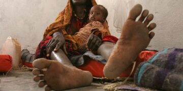 Una mujer y su hijo en un centro del Programa Mundial de Alimentos de Somalia, en una imagen de archivo. EFE/Thomas Mukoya/Pool