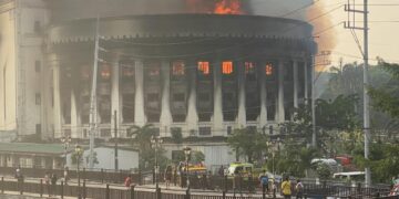 Un incendio arrasa el histórico edificio de Correos de Manila. EFE/EPA/FRANCIS R. MALASIG