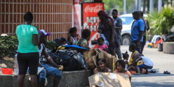 Un grupo de migrantes haitianos fue registrado al descansar cerca de las oficinas de Migración, en el balneario de Acapulco (estado de Guerrero, México). EFE/David Guzmán.
