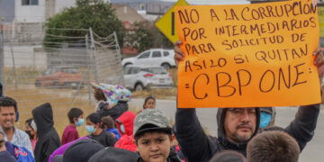 protestan afuera del Consulado de Estados Unidos en Tijuana, Baja California (México). EFE/Joebeth Terriquez