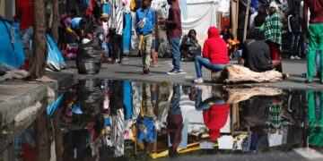 Migrantes de origen haitiano permanecen en un campamento en su intento por llegar a la frontera norte hoy, en Ciudad de México (México). EFE/Sáshenka Gutiérrez
