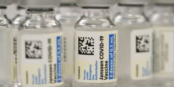 Según fuentes, unos 19 millones de personas han recibido dosis de la vacuna de Janssen desde que salió al mercado en Estados Unidos. (Los Angeles Times)