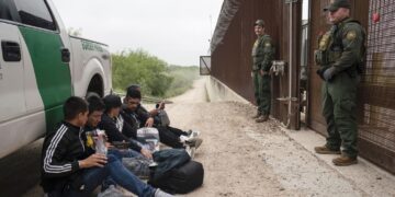 ARCHIVO - Migrantes colombianos que trataban de cruzar a Estados Unidos sin autorización legal esperan ser procesados por agentes de la Patrulla Fronteriza estadounidense el jueves 4 de mayo de 2023, cerca del cruce fronterizo en Hidalgo, Texas. (AP Foto/Veronica G. Cardenas, archivo)