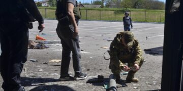 Militares ucranianos inspeccionando los daños causados por un ataque ruso. EFE/EPA/IVAN ANTYPENKO