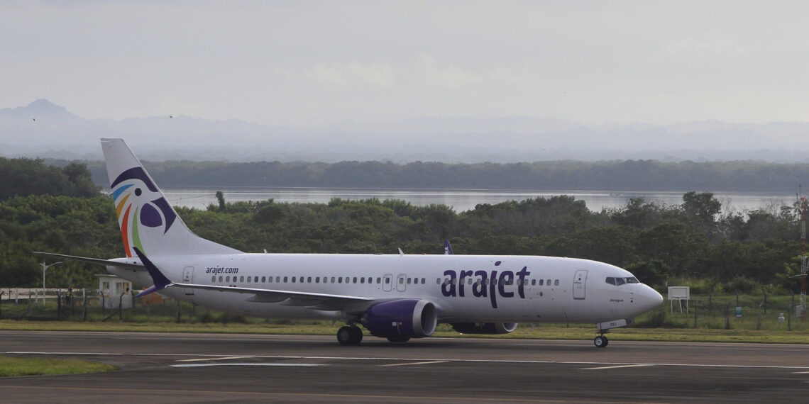 Fotografía de archivo de un avión de la compañía aérea dominicana Arajet, en una fotografía de archivo. EFE/Ricardo Maldonado Rozo