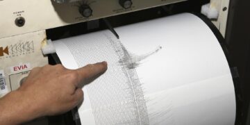 Momento en que un sismógrafo recoge una réplica de un terremoto, en una imagen de archivo. EFE/J.L. Pino