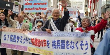 Supervivientes de la bomba atómica se manifiestan para pedir la abolición de las armas nucleares durante la celebración de la Cumbre del G7 en Hiroshima, Japón, el 20 de mayo de 2023. EFE/EPA/KIMIMASA MAYAMA
