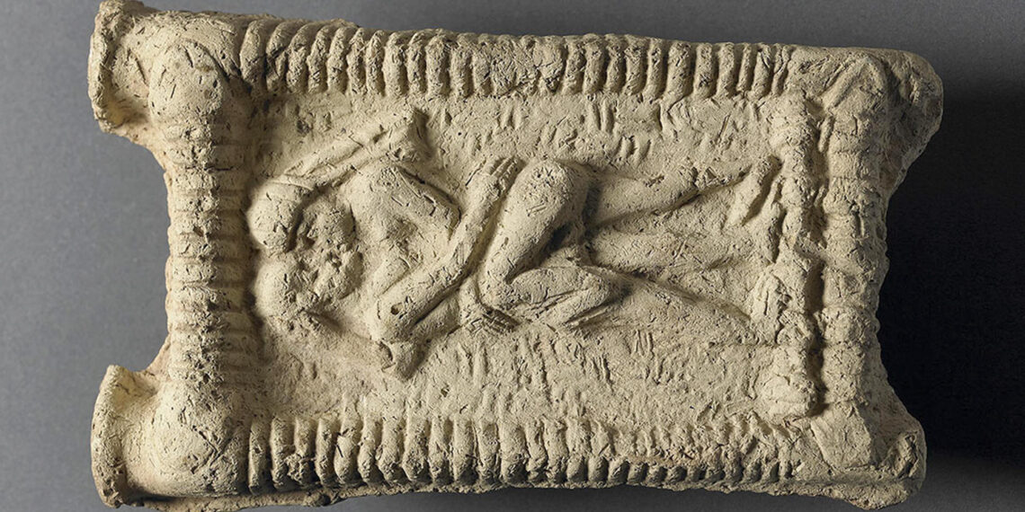 Modelo babilónico de arcilla, datado en el 1800 a.C que muestra a una pareja desnuda en un sofá practicando sexo y besándose. La costumbre del beso romántico era una práctica establecida en las primeras sociedades mesopotámicas hace 4.500 años, según un nuevo artículo basado en diversas fuentes escritas, que también analiza su posible papel en la transmisión de algunas enfermedades. EFE/ Fideicomisarios del Museo Británico SOLO USO EDITORIAL/SOLO DISPONIBLE PARA LUSTRAR LA NOTICIA QUE ACOMPAÑA (CRÉDITO OBLIGATORIO)
