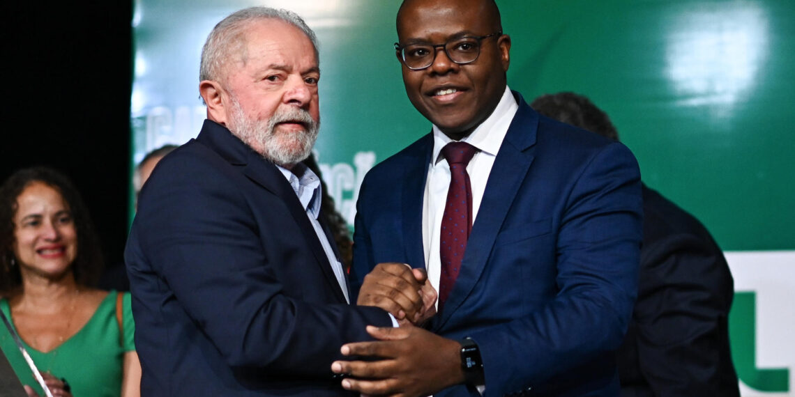 Foto de archivo del presidente de Brasil, Luiz Inácio Lula da Silva, junto al ministro de Derechos Humanos, Silvio Almeida. EFE/André Borges