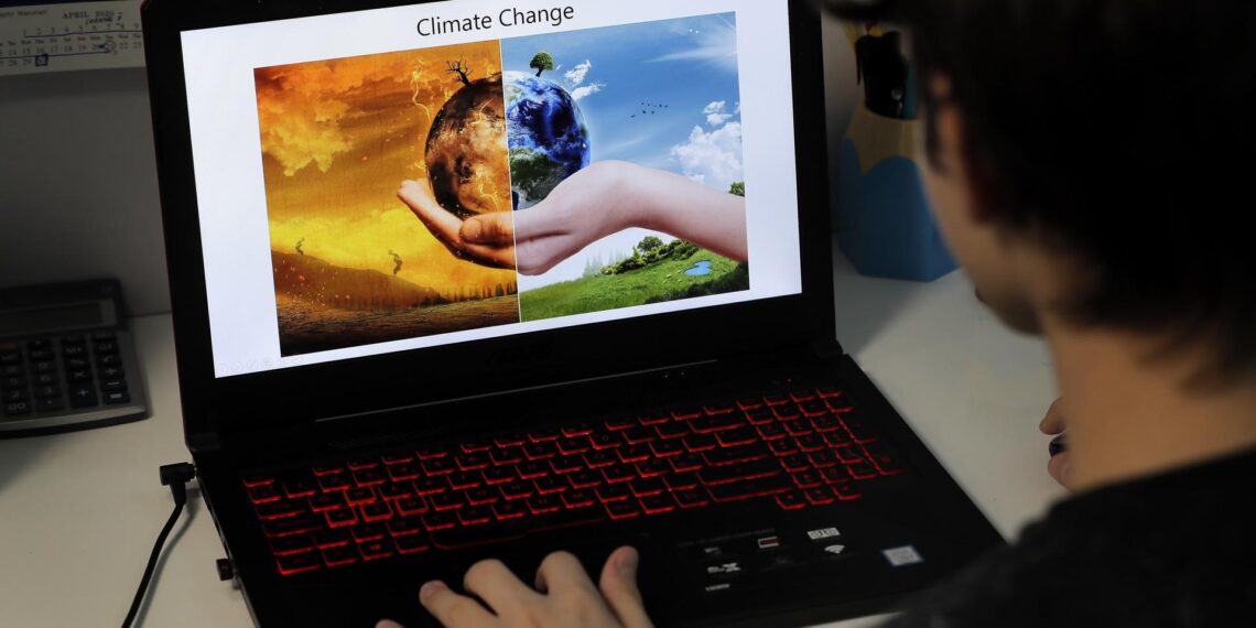 Un joven busca en Internet cosas sobre el cambio climático, en una imagen de archivo. EFE/EPA/ROBERT GHEMENT