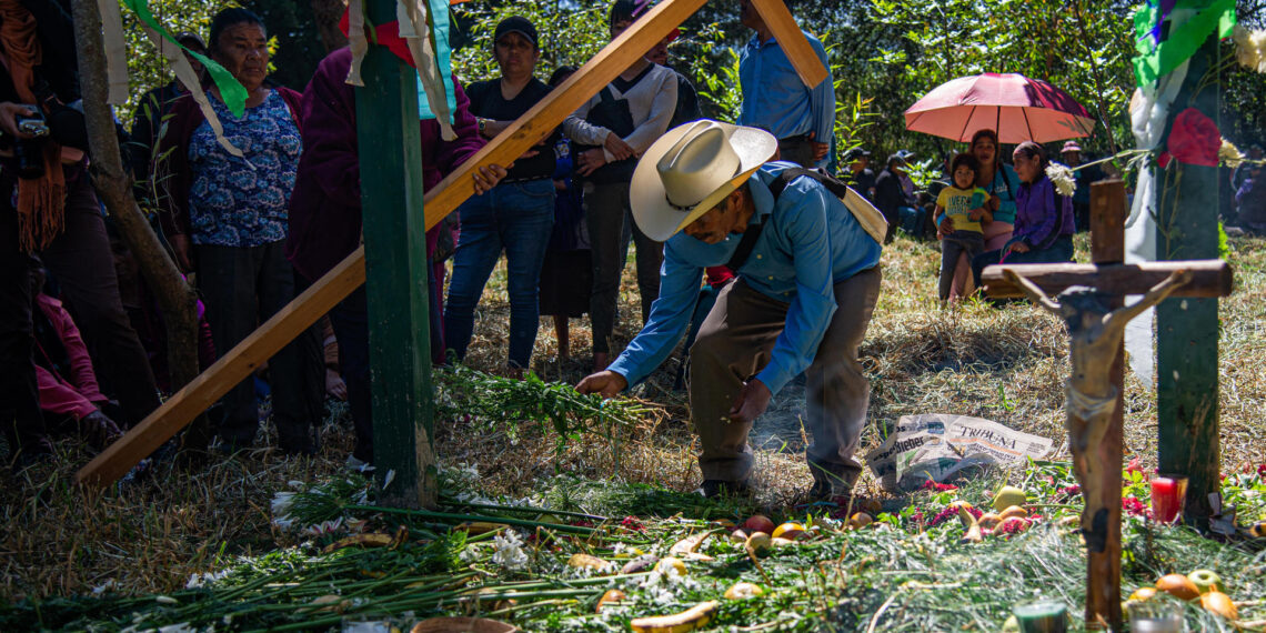 Indígenas realizan una ceremonia este domingo, a favor de manantiales en San Cristóbal de las Casas en Chiapas (México). EFE/Carlos López