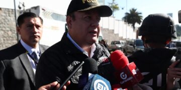 El ministro ecuatoriano del Interior, Juan Zapata, habla con la prensa hoy, en Quito (Ecuador). EFE/José Jácome