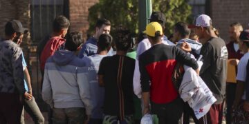 Migrantes hablan con autoridades en El Paso, Texas (EE.UU.). EFE/ Jonathan Fernández