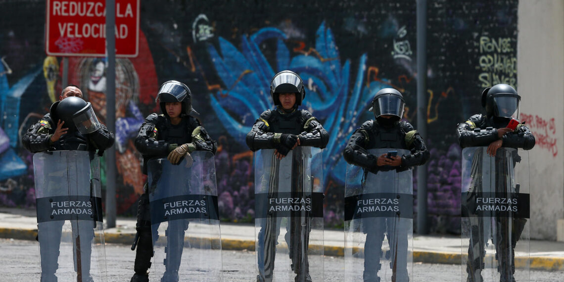 Militares ecuatorianos resguardan la Asamblea Nacional hoy, en Quito (Ecuador). EFE/José Jácome