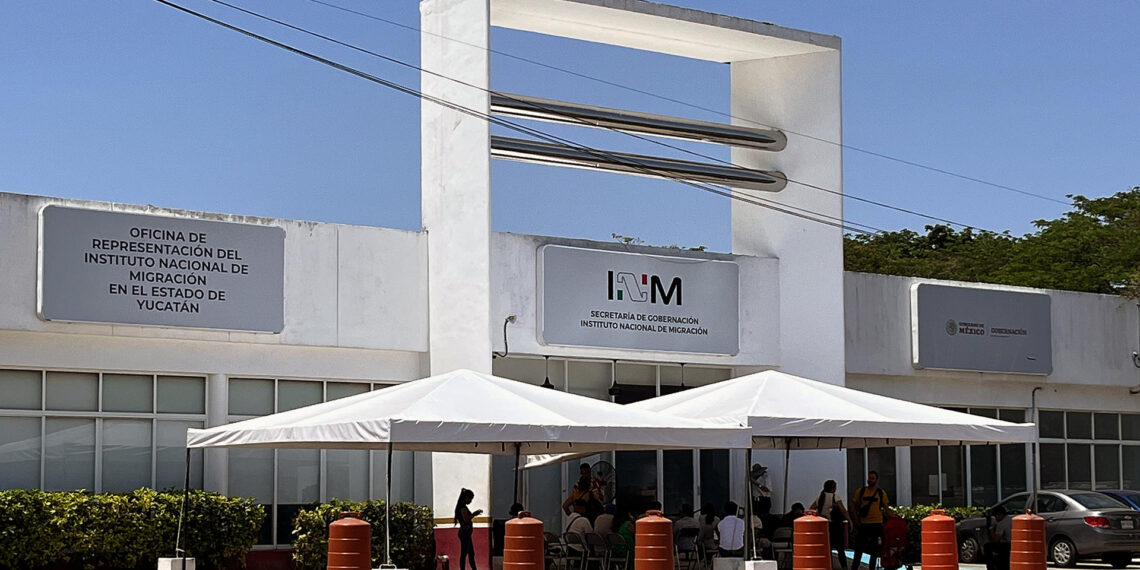 Migrantes acuden al Instituto Nacional de Migración (INM) en busca de resolver su situación migratoria, el 5 de mayo de 2023, en la ciudad de Mérida, Yucatán (México). EFE/ Martha López
