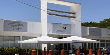 Migrantes acuden al Instituto Nacional de Migración (INM) en busca de resolver su situación migratoria, el 5 de mayo de 2023, en la ciudad de Mérida, Yucatán (México). EFE/ Martha López
