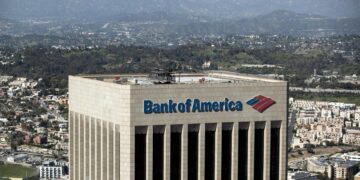 Vista del edificio del banco 'Bank of America' en el centro de Los Ángeles, California, en una fotografía de archivo. EFE/EPA/ETIENNE LAURENT