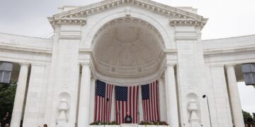 El presidente de los Estados Unidos, Joe Biden, habla durante un discurso del Día de los Caídos en el Cementerio Nacional de Arlington. EFE/EPA/Ting Shen/Pool