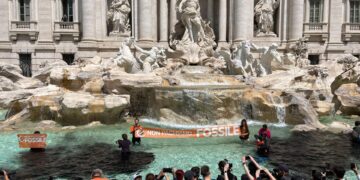 Activistas del grupo ecologista "Ultima generazione" vierten un tinte negro en las aguas de la Fontana di Trevi en Roma para protestar contra el cambjo climático. EFE/EPA/Giulia Marrazzo