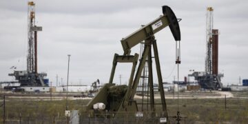 Vista de una plataforma petrolífera cerca de Midland, Texas (EE.UU.), en una fotografía de archivo. EFE/Larry W. Smith