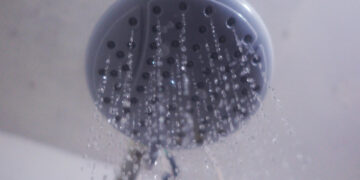 Fotografía de una ducha en un domicilio, el 29 de Mayo del 2023, en La Paz (Bolivia). EFE/Luis Gandarillas