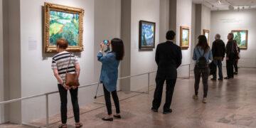 Un grupo de personas fue registrado este lunes, 15 de mayo, al recorrer la exposición "Van Gogh's Cypresses", en el Museo Metropolitano (Met) de Nueva York, en Nueva York (NY, EE. UU). EFE/Ángel Colmenares