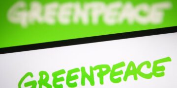 13/09/2021 September 13, 2021, Ukraine: In this photo illustration a Greenpeace logo is seen on a smartphone and a pc screen.
POLITICA 
Europa Press/Contacto/Pavlo Gonchar